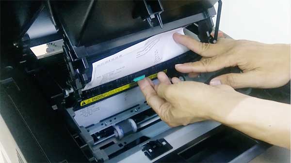 xử lý kẹt giấy máy in Canon LBP151dw bước 5