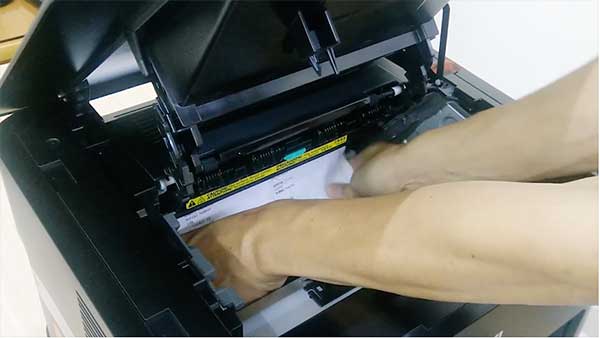 xử lý kẹt giấy máy in Canon LBP151dw bước 3