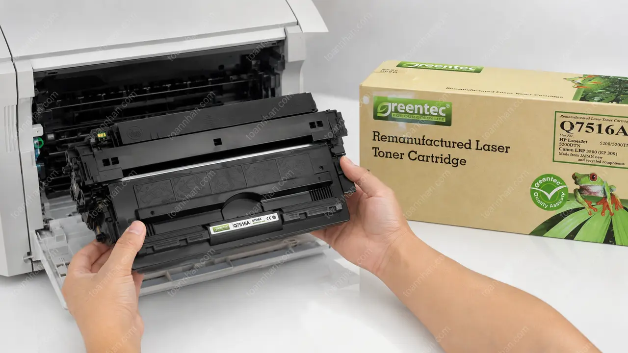 Mực in laser đen trắng Greentech HP Q7516A được lắp vào máy in tương thích