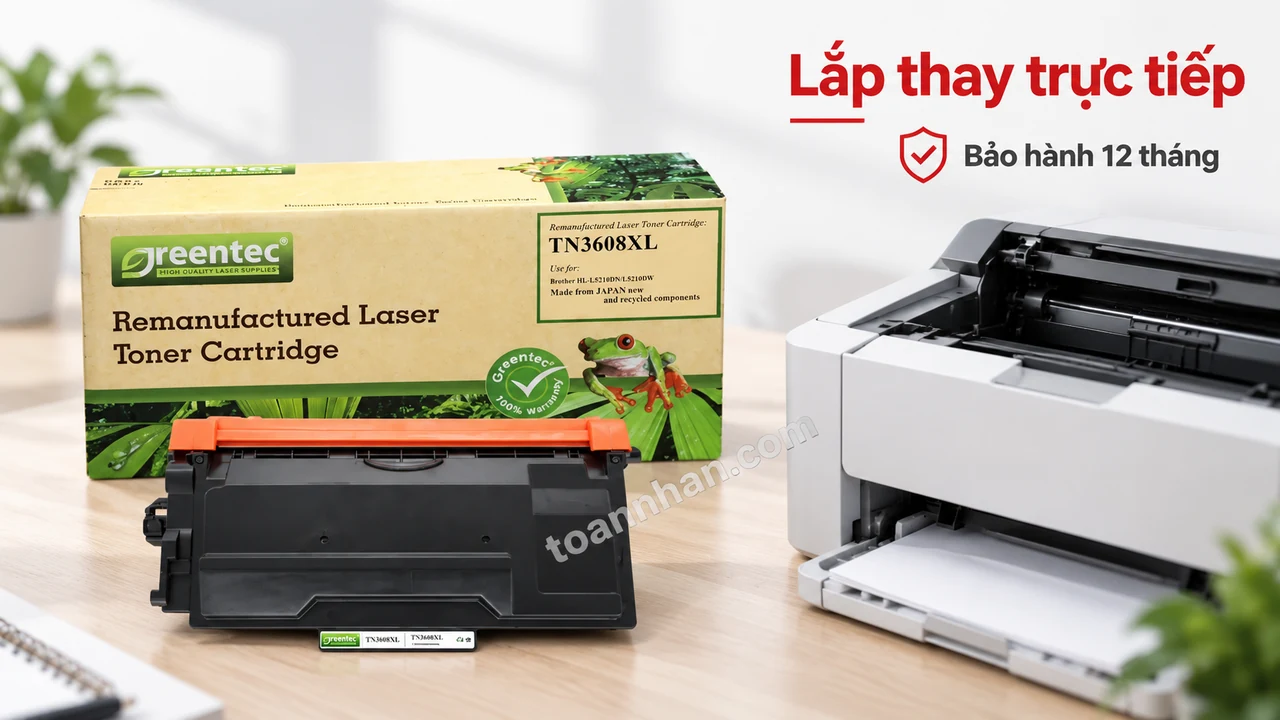 Hộp và cartridge Greentec TN3608XL đặt cạnh máy in laser mở nắp, kèm thông tin bảo hành 12 tháng