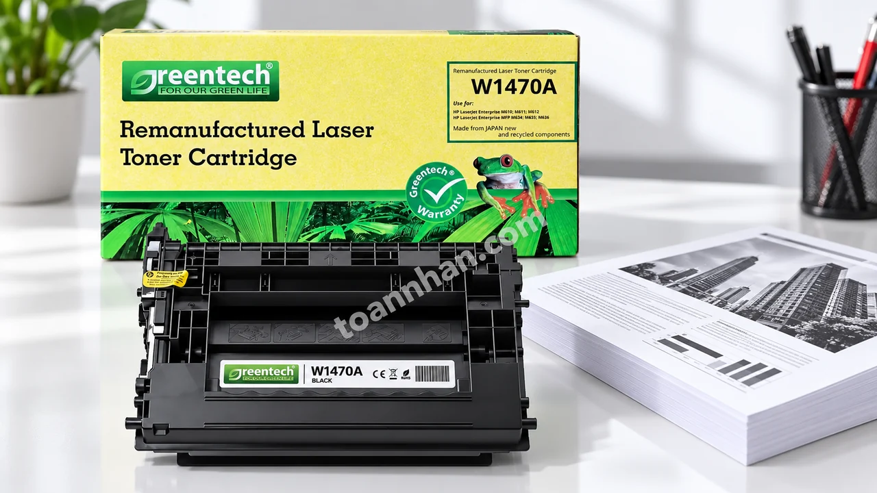 Hộp và cartridge Greentech HP W1470A cạnh bản in đen trên bàn làm việc