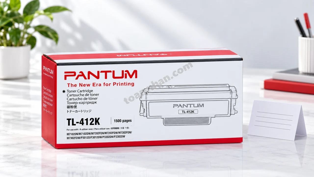 Hộp mực Pantum TL412K chính hãng đặt cạnh phiếu bảo hành