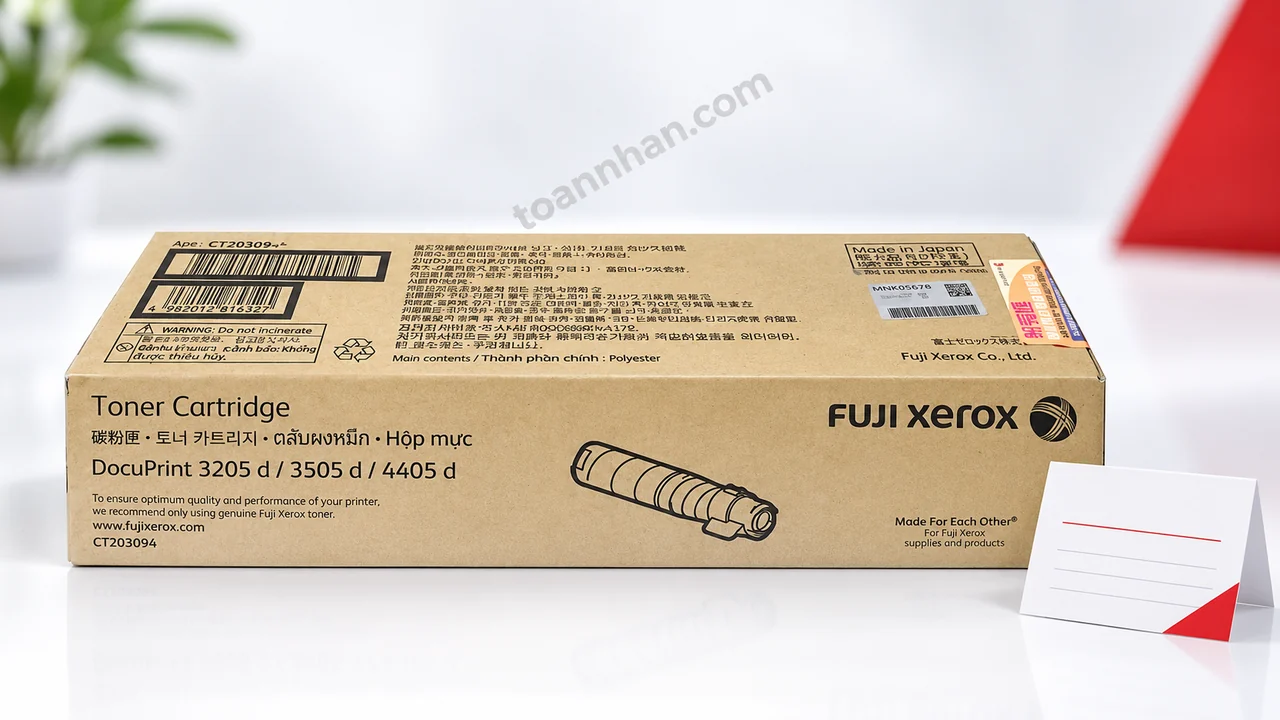Hộp mực Xerox CT203094 chính hãng đặt cạnh phiếu bảo hành