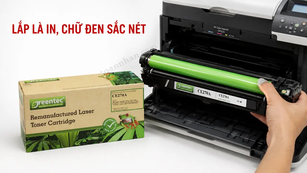 Hộp mực Greentech HP CE270A màu đen đang lắp vào máy HP Color LaserJet CP5525