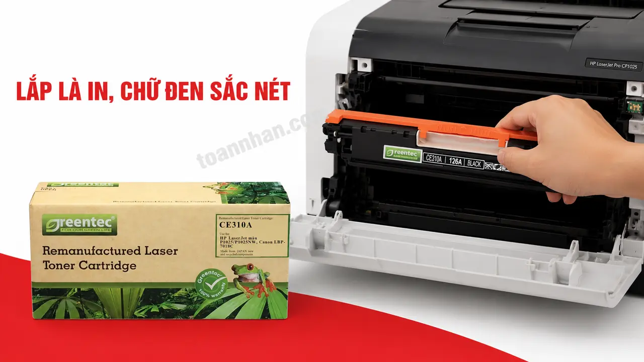 Hộp mực Greentech HP CE310A màu đen đang lắp vào máy HP LaserJet Pro CP1025