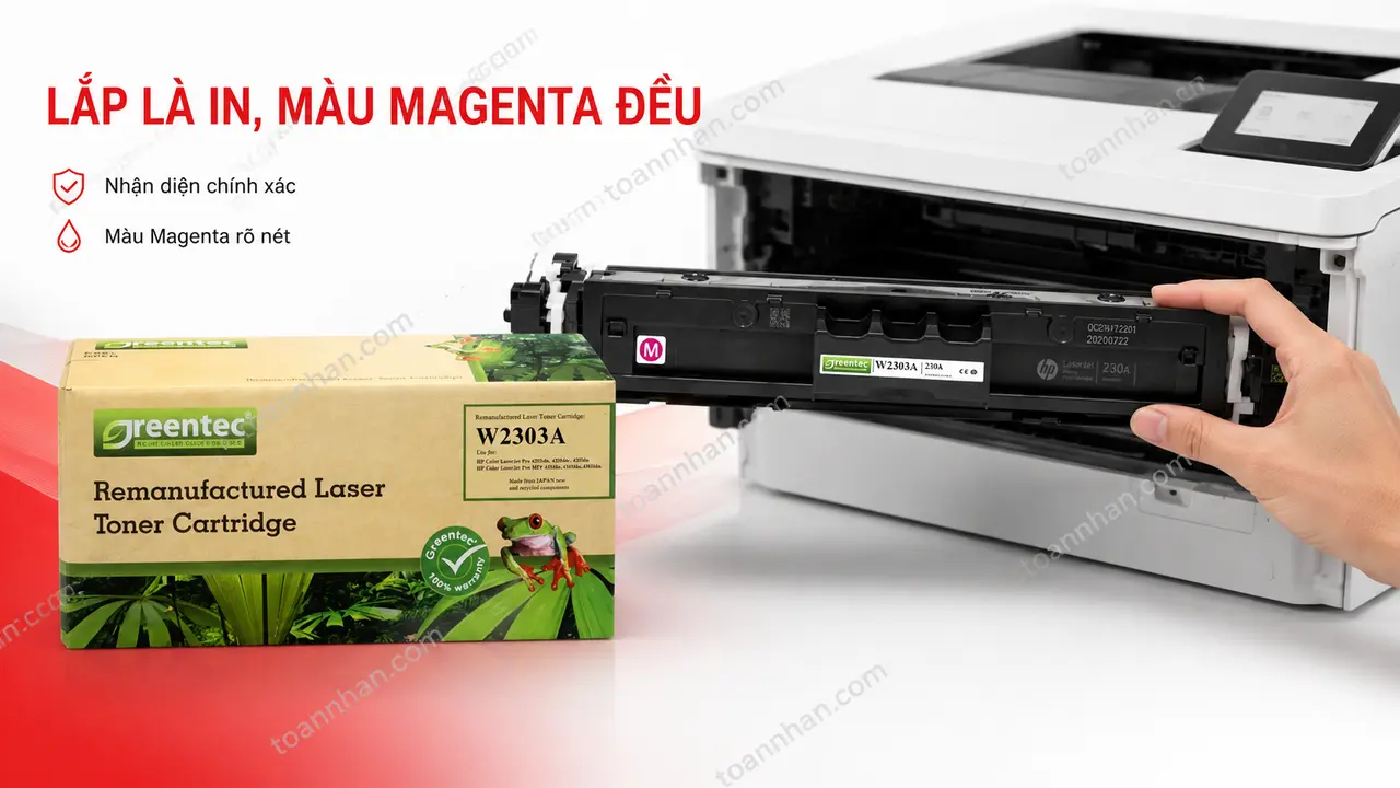 Hộp mực Greentech HP W2303A màu magenta đang lắp vào máy Color LaserJet Pro 4203dn