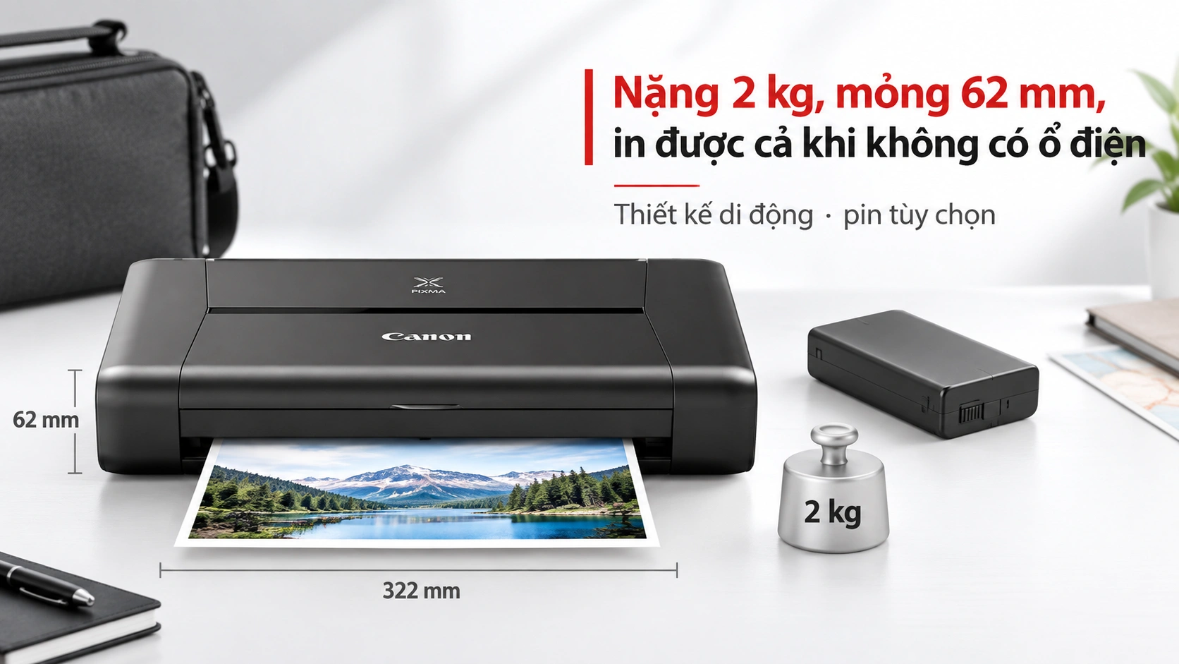 Máy in Canon PIXMA iP110 đặt cạnh laptop trong túi công tác, thân máy mỏng 62 mm
