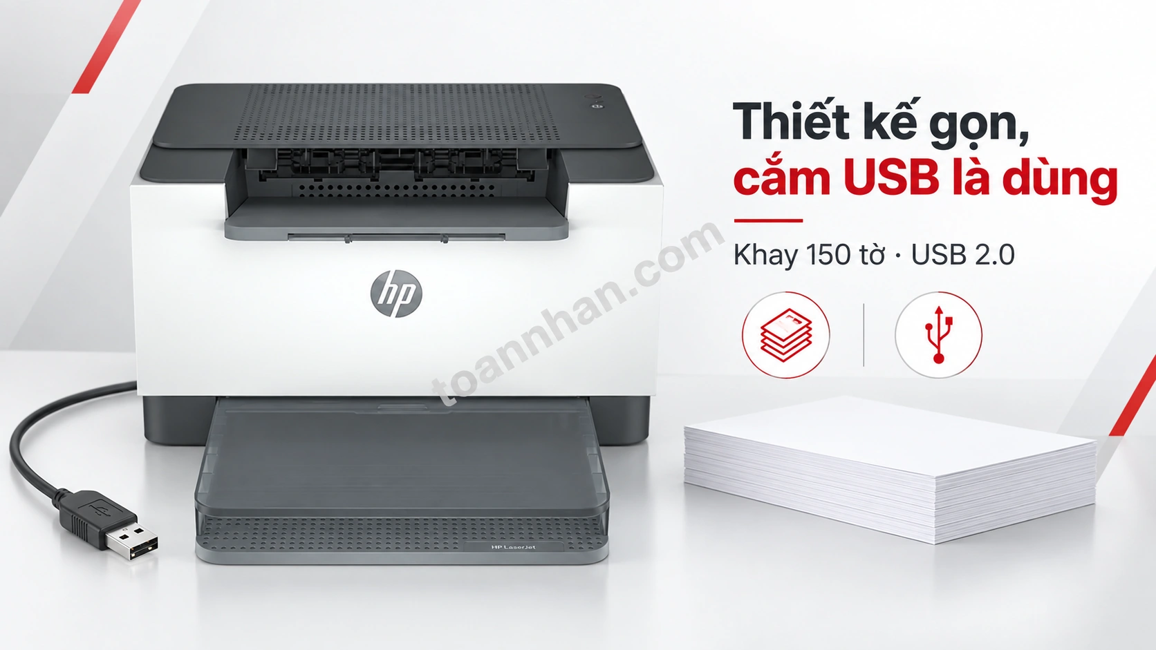 HP LaserJet M211d đặt trên góc bàn làm việc, nối máy tính bằng một cáp USB