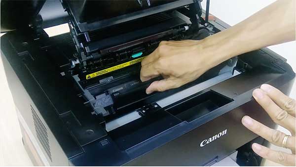 xử lý kẹt giấy máy in Canon LBP151dw bước 2 xử lý kẹt giấy máy in Canon LBP151dw bước 2